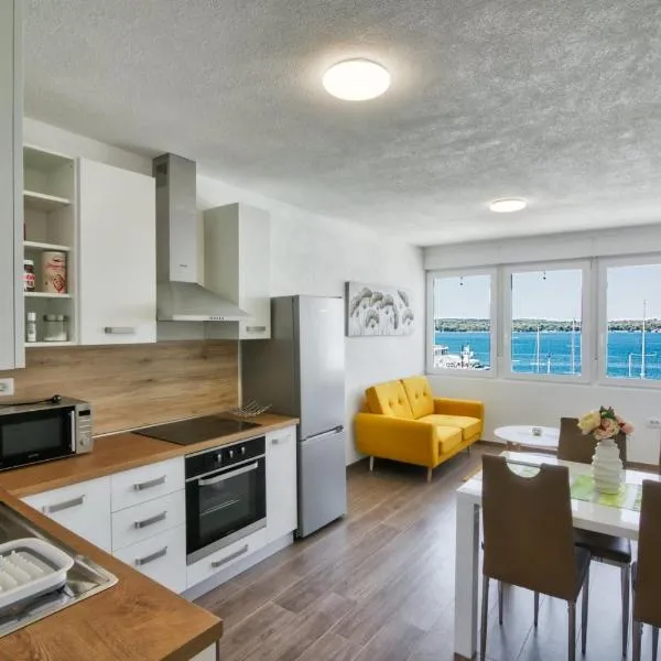 Apartment Marina with sea view, hotel in Pula