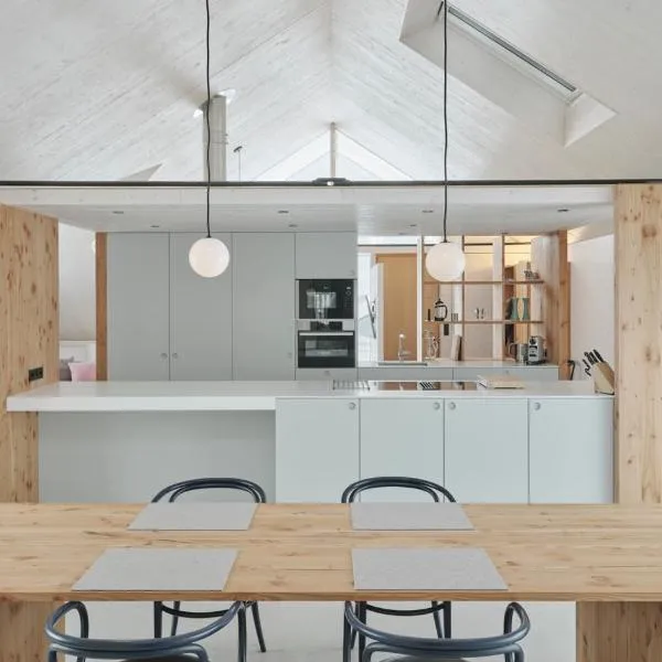 Urban Alpine Penthouse with Lake View, hotel in Maurach