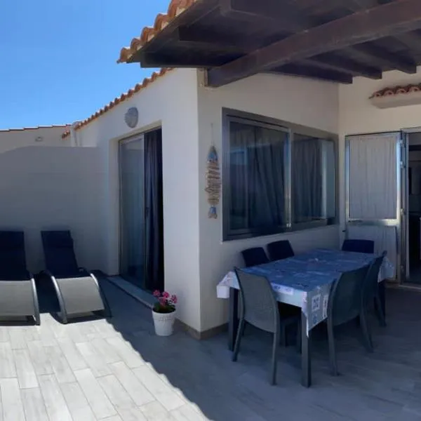 Appartamenti in paese a poca distanza dal mare, hotel in Lampedusa