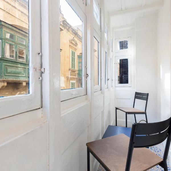 Historic Charm with a Classic Maltese Balcony, Валетта