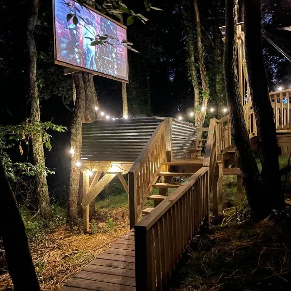 Luxurious Camping -Theater, Hot-Tub, Keg, Fire Pit, hotel in Jonesville