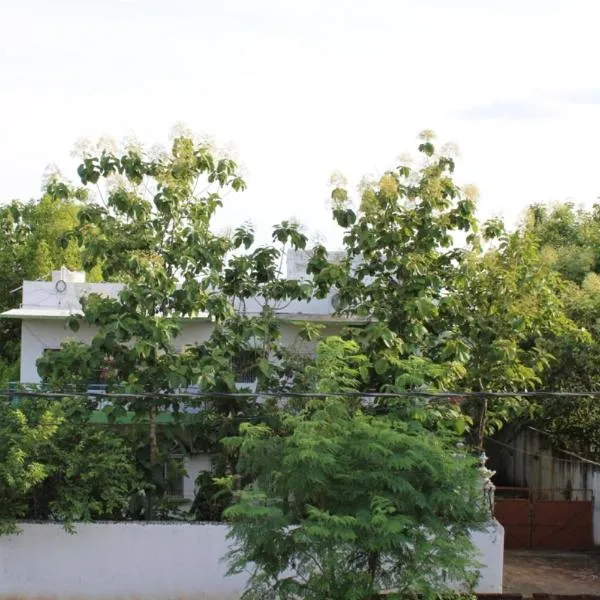 "Priyadarshi Villa" Free pickup in ac car from Jasidih Railway station or Deoghar Airport, hotel in Deoghar