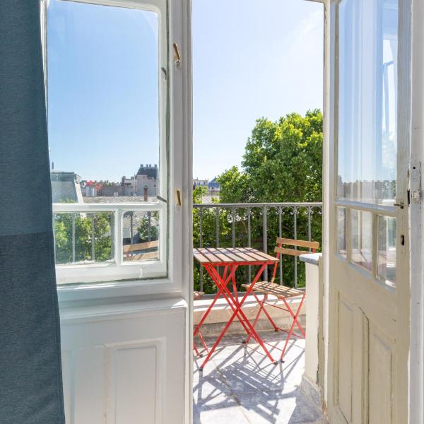 Designer Apartment on the Budapest Broadway w 2BR, AC and Panorama Balcony