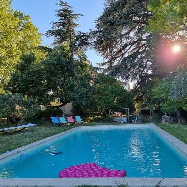 1560- Domaine Des Cinq Jardins- A Magical and Authentic Mansion, hotel in Fuveau
