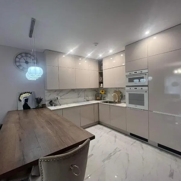 Beverly Hills House pri potoku by Pinkreal, ξενοδοχείο σε Solčany