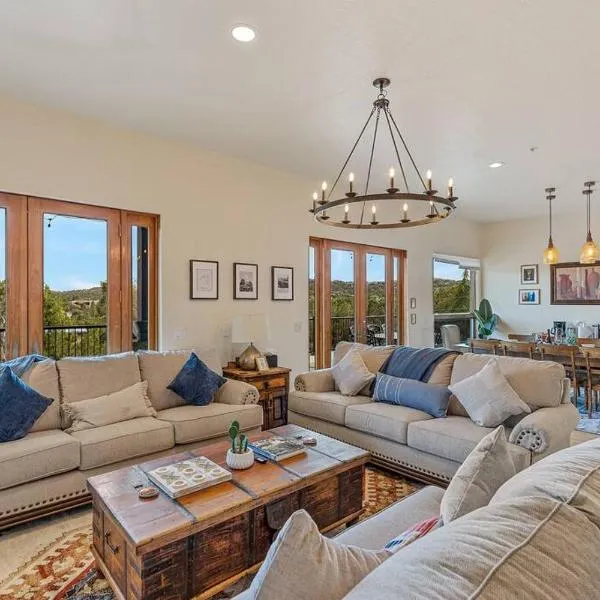 Close to Fresh Creek! Sleeps 12 ~ Amazing Views w/Serene Open Space ~ Hot Tub + Game Room ~ Trails outside, hotel in Sedona