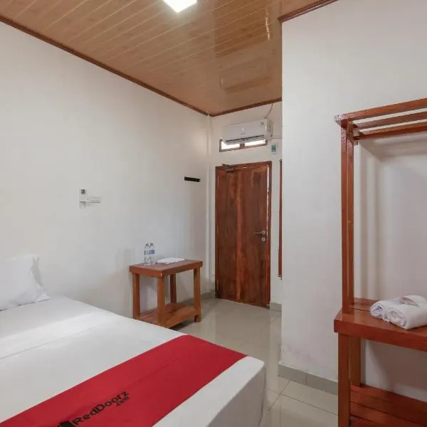RedDoorz Syariah near Jakabaring Sport City Palembang, hotel in Kertapati