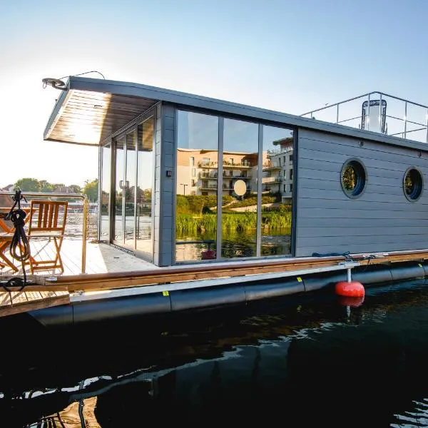 Houseboat- dom na wodzie z sauną i możliwością pływania, khách sạn ở Iława