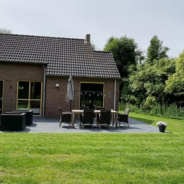 Recreatiewoning Maas en Waal 72, hôtel à Ewijk