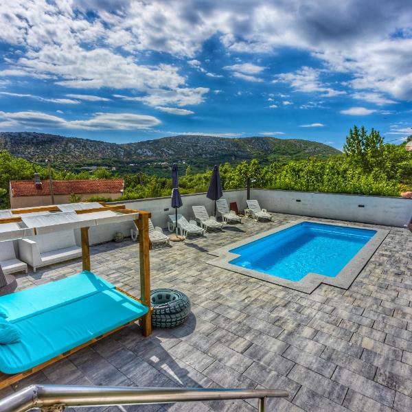 AS Apartments with swimming pool and a large yard