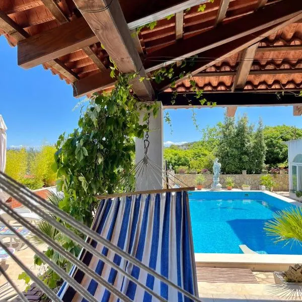 Apartman Gorana with swimming pool, hotel in Jelsa