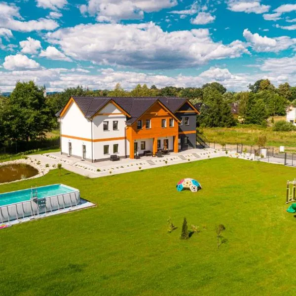 Wonder Home - Apartamenty Halo Karkonosze z ogrodem, sezonowym basenem, placem zabaw i widokiem na Śnieżkę - zlokalizowane blisko Karpacza, hotel in Mysłakowice