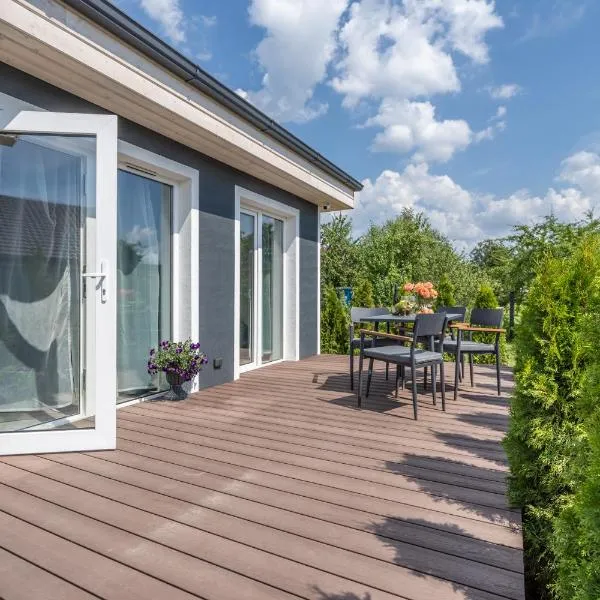 Family Garden House with Free Private Parking & Playground, ξενοδοχείο στη Ρίγα