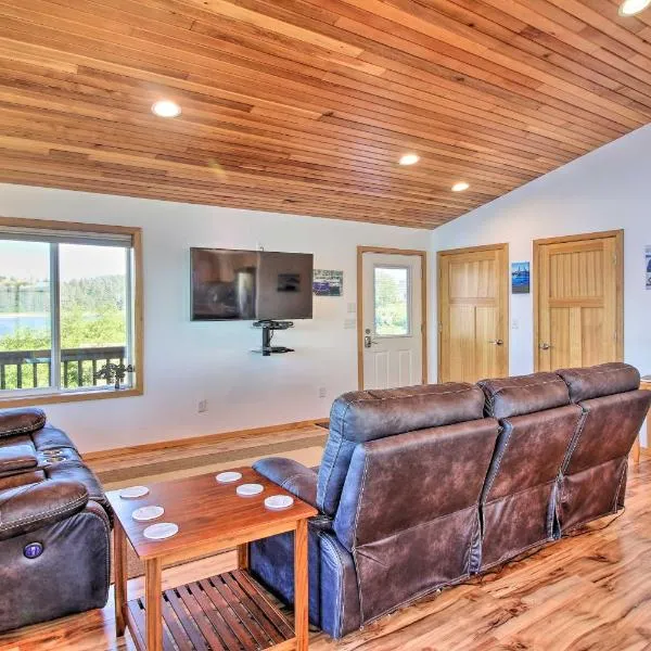 Waterfront Apt with Mtn View, Walk Into Town!, hotel v destinaci Craig
