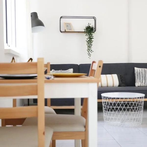 Modern and spacious apartment in downtown, hotel in Haifa