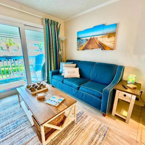 Sun Splashed Condo! Steps to Beach and 2 Pools Galveston Island, hotel en Galveston
