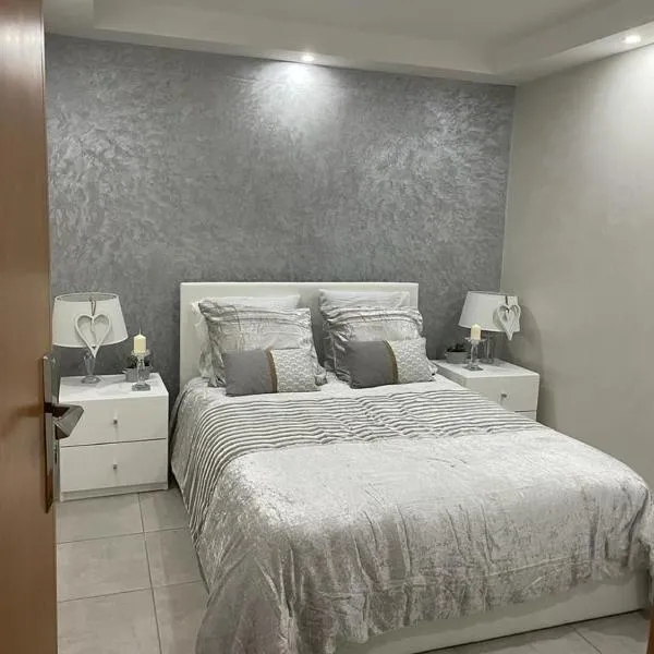 T2 Cosy Montpellier - Spa Privatif Jacuzzi Hammam Piscine Extérieure en Supplément、モンペリエのホテル