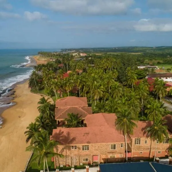 Coconut Grove Beach Resort, hotel in Elmina