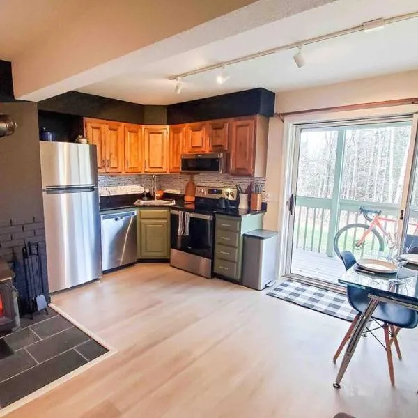 Burke Abode - Trailside Condo with King & Full Beds, hotel a East Burke