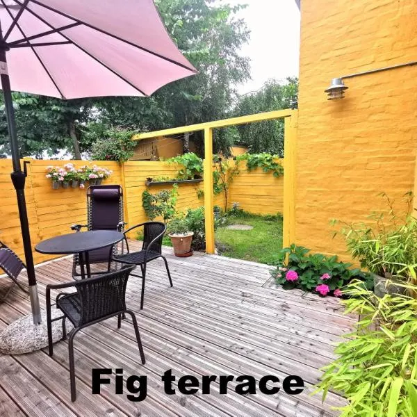 The FIG Studio - "Den Gule Svane" Guest House - near Rønne & Beach, hotel in Rønne