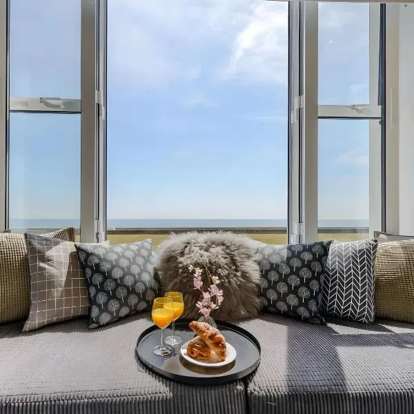 Beachfront Compact Coastal Crib, DIRECT Sea Views & Air Conditioning, hotel in Littlestone-on-Sea