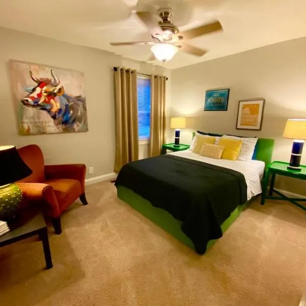 Charming Condo Near Downtown, NCSU and PNC Arena, hôtel à Raleigh