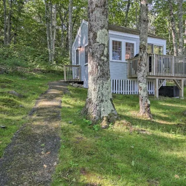 Lush Edgecomb Studio Cottage with Fire Table!, hotel Edgecombban