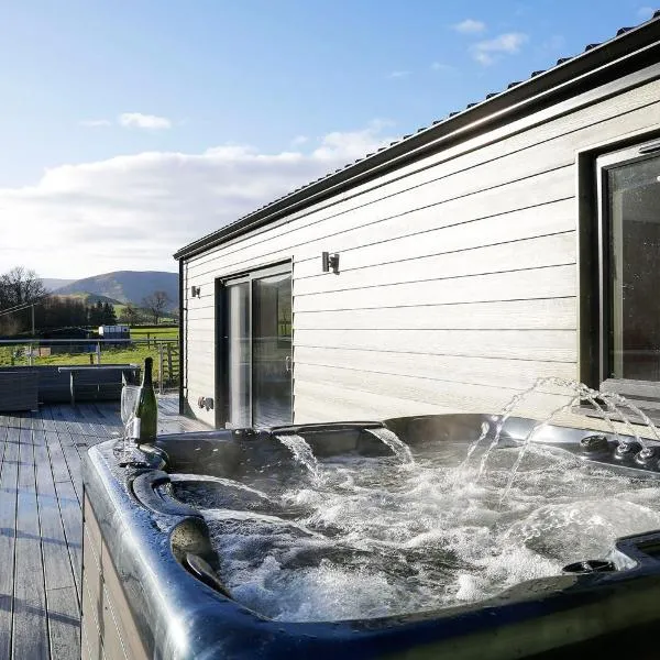 Castlehill cabin with a hot tub, hotel in Peebles