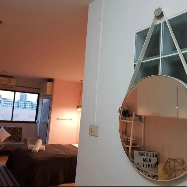 Sweet Honey Tossed Private Condo, hotel in Ban Na Song