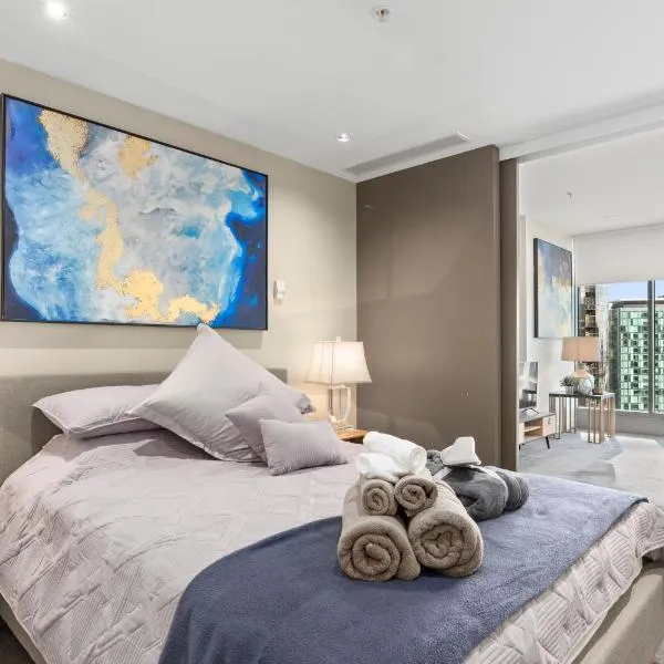 Sophisticated Designer Condo W River & City Views, hotel in Melbourne