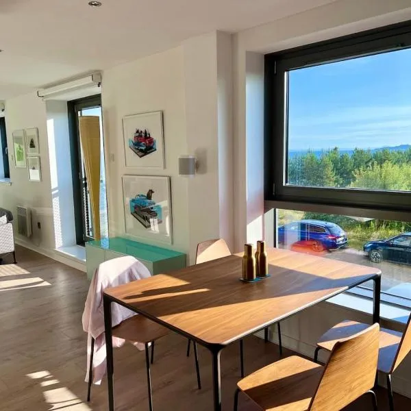 Beautiful modern sea-side apartment in the city, hotel in Edinburgh