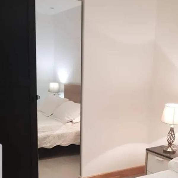 Jadwin Beautiful Room Share toilet 2 people, hotel in London