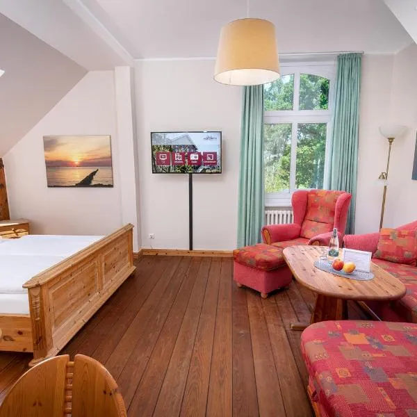 Hotel Schlösschen Sundische Wiese Zingst: Zingst şehrinde bir otel