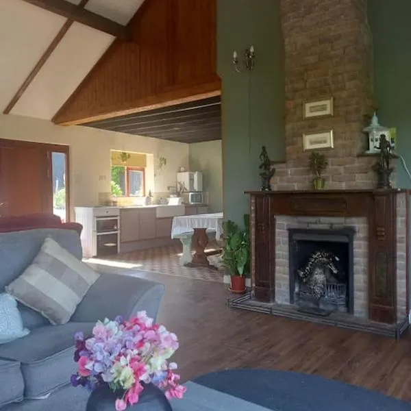 CuckOO Nest Entire house, Hotel in Annaghmore