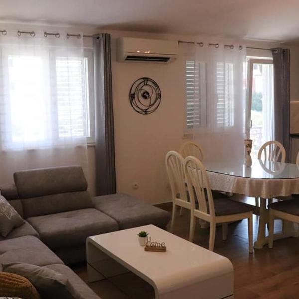 Apartment MARY- 2 free parking, near Mall of Split, Split