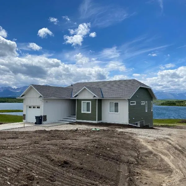 Thistle Ridge (Lower) New Waterton Lakes Area Waterfront Home, מלון בMountain View
