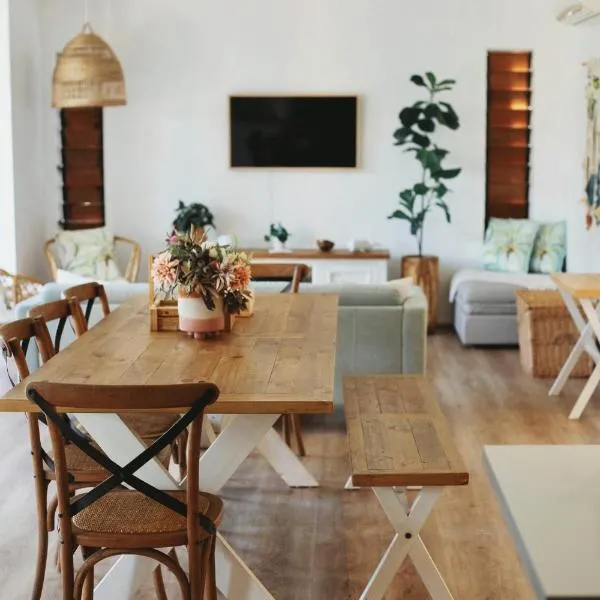 Large Family Sized Unit with Watersports, Maroochy River, Lagoon, and Beach Access, hotel din Twin Waters