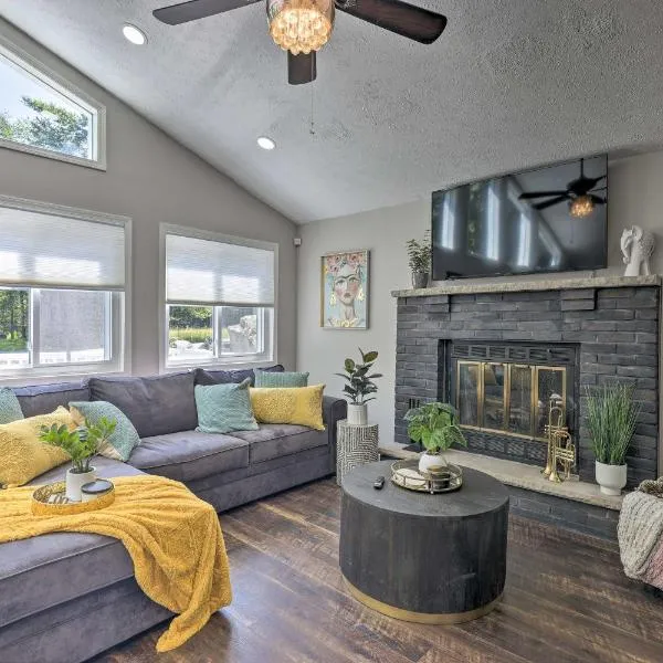 Fire Pit and Furnished Deck Serene Tobyhanna Escape、Tobyhannaのホテル