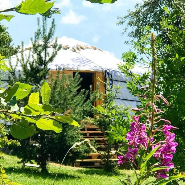 Eco Yourte Les Airelles, hotel in Saint-Anthème