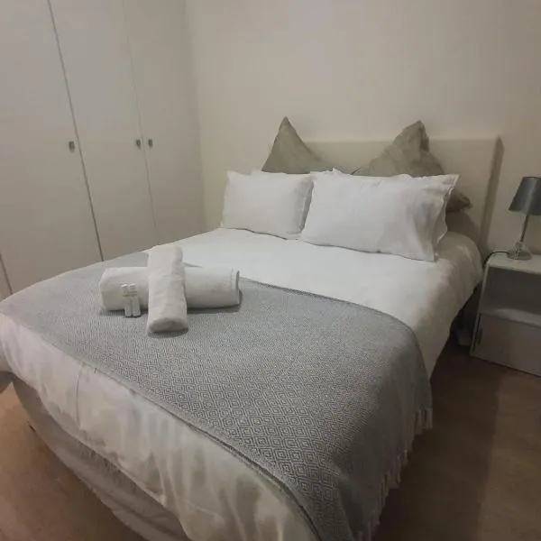 Stunning, Modern 1 bedroom Apartment Sandton, hotel in Johannesburg