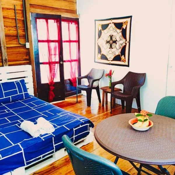 Poetry Garden Bocas Town Colon Island- Deluxe Bungalow Cabin-AC-Enjoy the Night Life, hotell sihtkohas Bocas Town