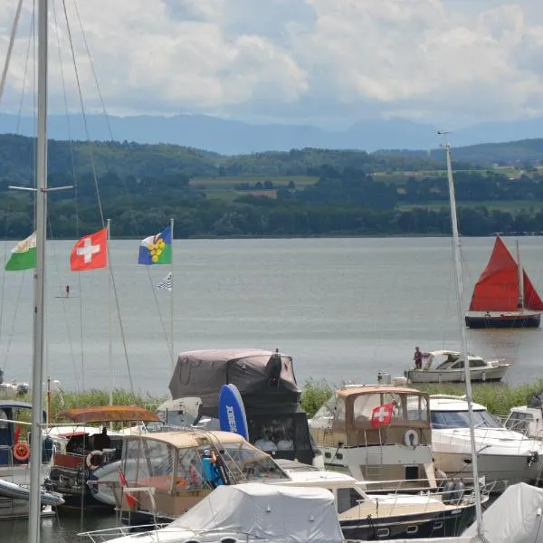 Leben im Hafen am idyllischen Murtensee, hotel in Guévaux