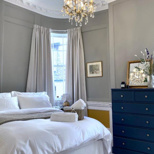 Elegant Georgian Apartment in Bath's Iconic Centre, Bath
