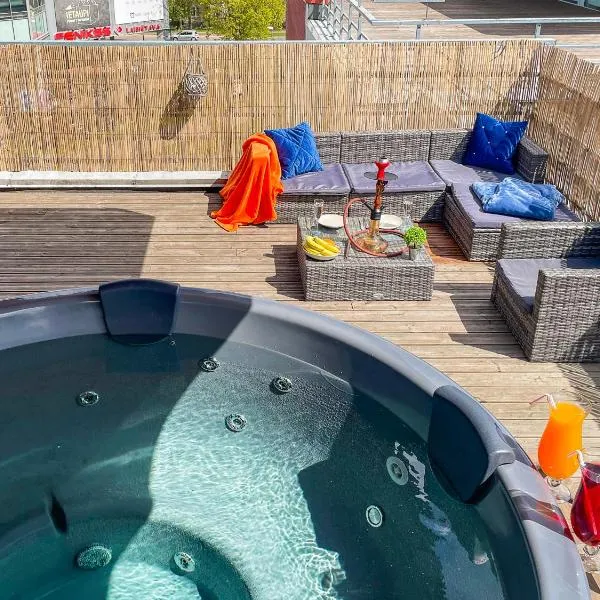 Skyhouse Riga Lux Penthouse & SPA, hotel in Rīga