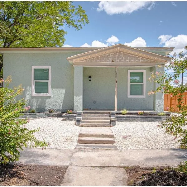 Cozy and Lovely 2BR 2BA Apt#A Near Lively Downtown, hotel in San Antonio