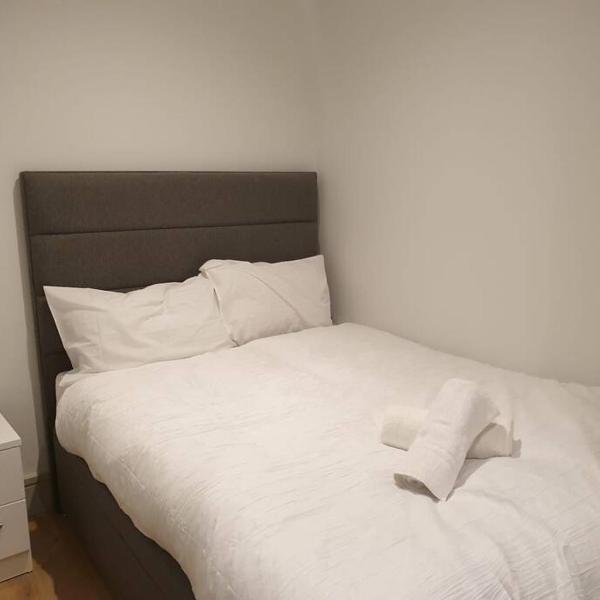 LONG STAYS 1Bed Studio Serviced Apartment Netflix & free WIFI perfect for Solo and Coupled Guests, London