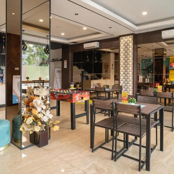 Sans Hotel Kupang Indah Surabaya by RedDoorz，位于Kupang的酒店