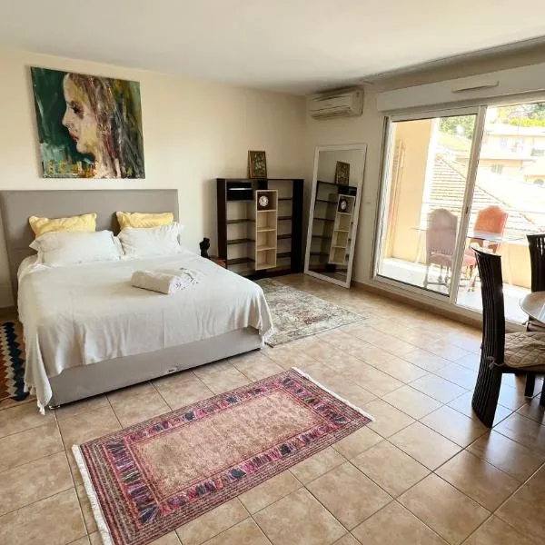 Mari stunning apartment next to Monaco with a sea view terrace, hotel v destinaci Beausoleil