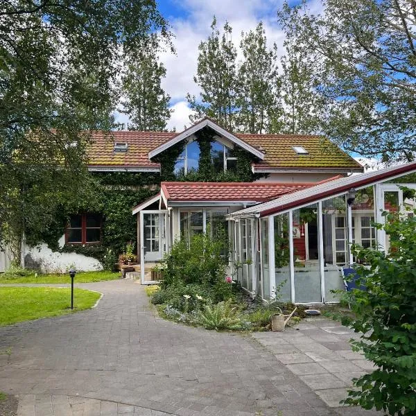 Árbakki Farmhouse Lodge, hotel v destinaci Reykholt