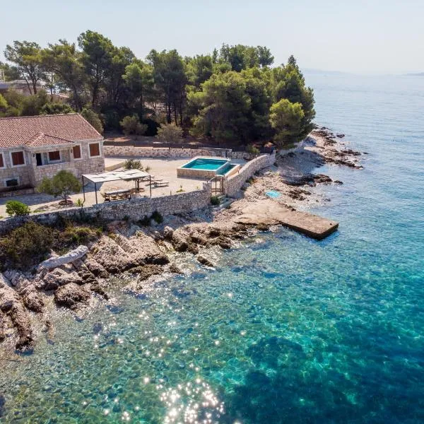 Villa Rudini with heated pool, отель в городе Округ-Горни